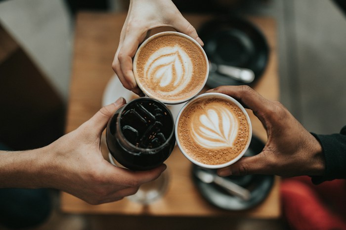 Xícara de café sobre a mesa, usada num story de exemplo